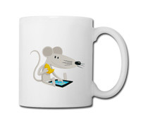 La souris grise, mascotte du site sur une tasse